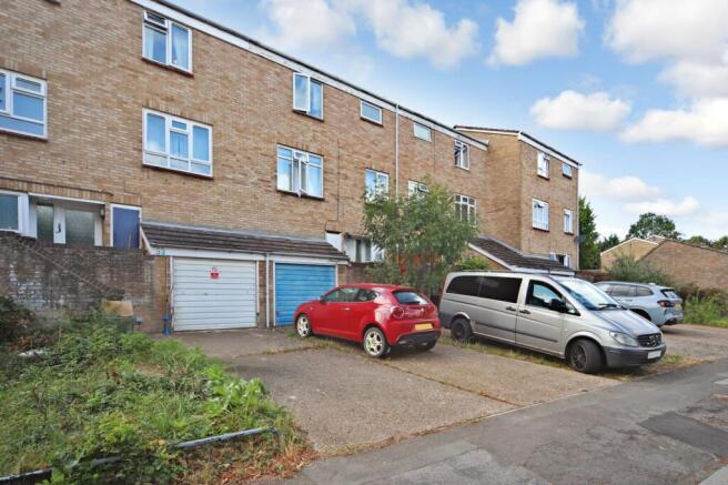 6 bed property, in Rosebery Way, £429,950