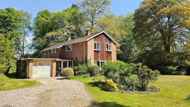 5 bed property, in Tile Barn, £999,500