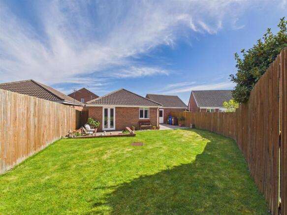 2 bed property, in Airedale Drive, £234,950