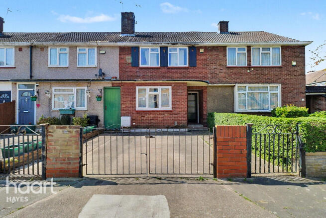 2 bed property, in Henderson Road, £415,000