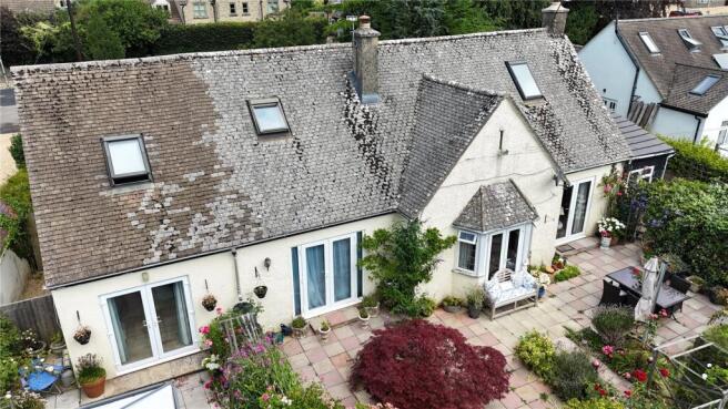 4 bed property, in Cirencester Road, £900,000