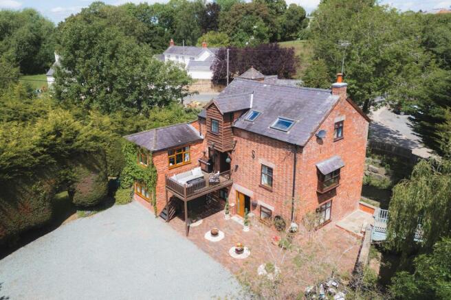 6 bed property, in Sarn Mill, £650,000