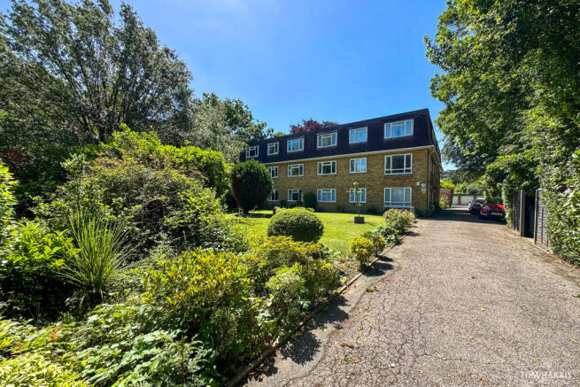2 bed property, in Marlborough Road, £250,000