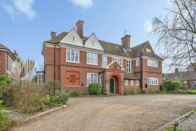 2 bed property, in Cliff Avenue, £150,000