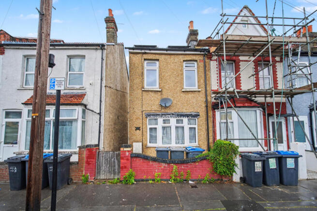 2 bed property, in 37 Aurelia Road, £180,000