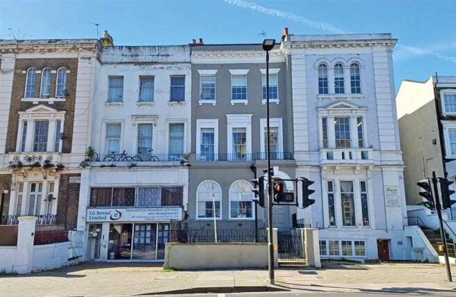 1 bed property, in Holloway Road, £115,000
