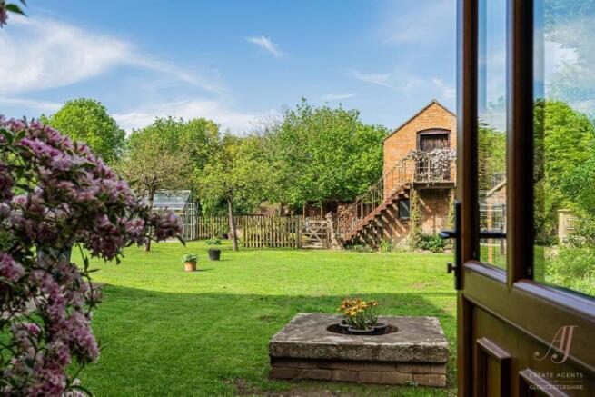 5 bed property, in Weir Green, £735,000