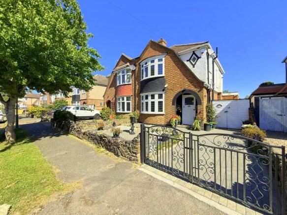 3 bed property, in Ashview Gardens, £550,000