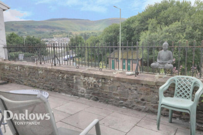 2 bed property, in Ystrad Road, £80,000