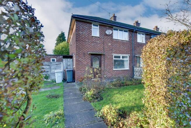 2 bed property, in Haworth Avenue, £195,000