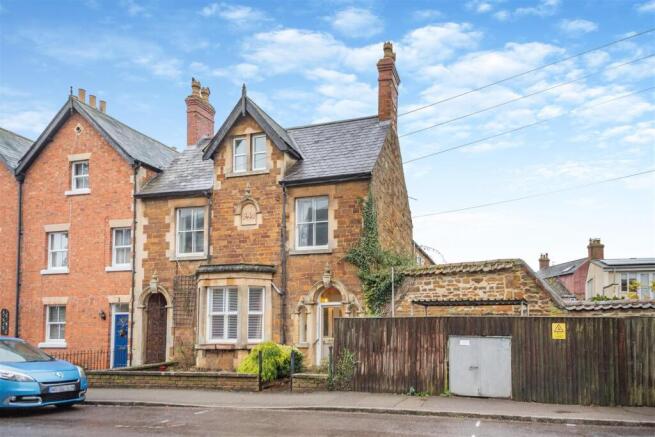 6 bed property, in Stockerston Road, £600,000
