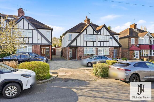 3 bed property, in Greenway, £925,000