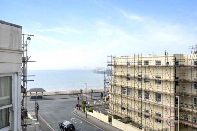2 bed property, in Lower Rock Gardens, £225,000