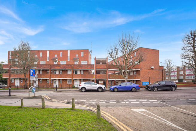 1 bed property, in Churchfields, £215,000