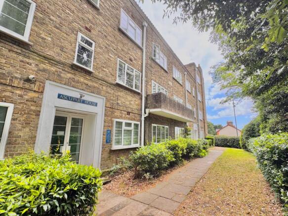 2 bed property, in Portswood Road, £165,000
