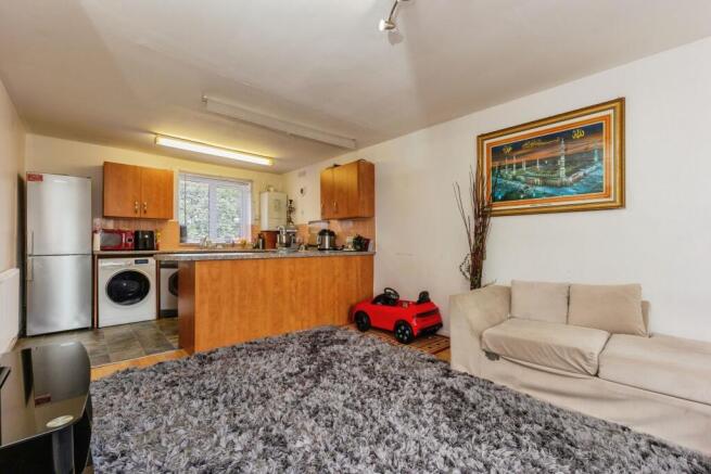 1 bed property, in Whitecliff Close, £170,000