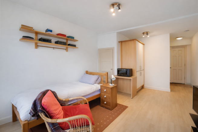 1 bed property, in Walton Road, £140,000