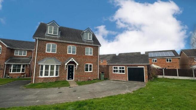 5 bed property, in Rosthwaite Drive, £307,500