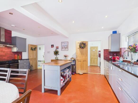 3 bed property, in Clayhill Road, £550,000