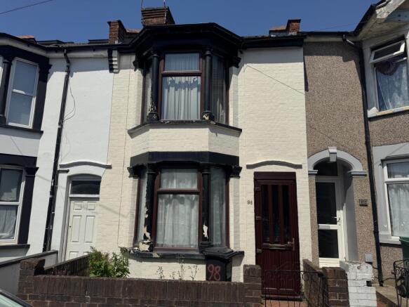 2 bed property, in WATFORD WD18, £230,000