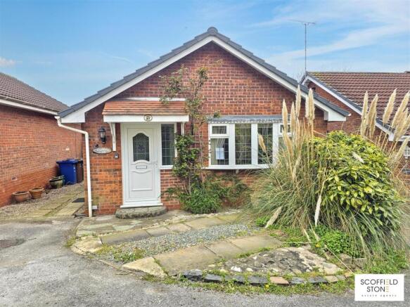 2 bed property, in Chatsworth Drive, £215,000