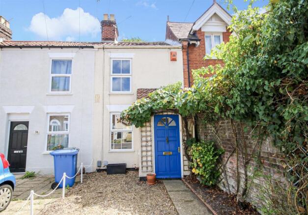 2 bed property, in Quebec Road, £210,000