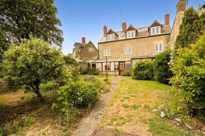 4 bed property, in Bishops Walk, £399,995