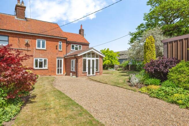 2 bed property, in Banningham Road, £150,000