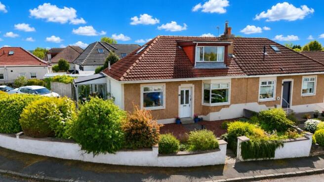 3 bed property, in Dunlop Crescent, £379,000