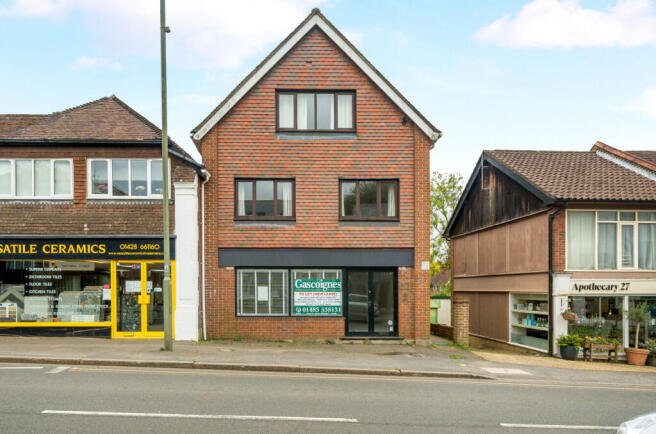 2 bed property, in Haslemere, £199,950