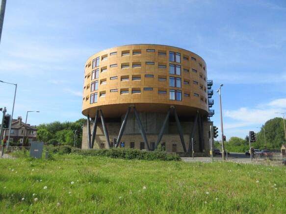 2 bed property, in Bridge Square Apartments, £125,000