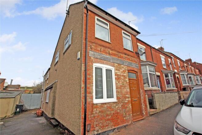 2 bed property, in Victoria Road, £250,000