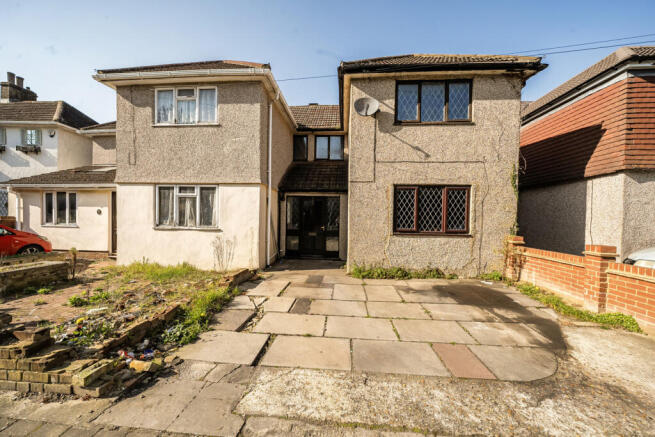 3 bed property, in Magpie Hall Lane, £450,000