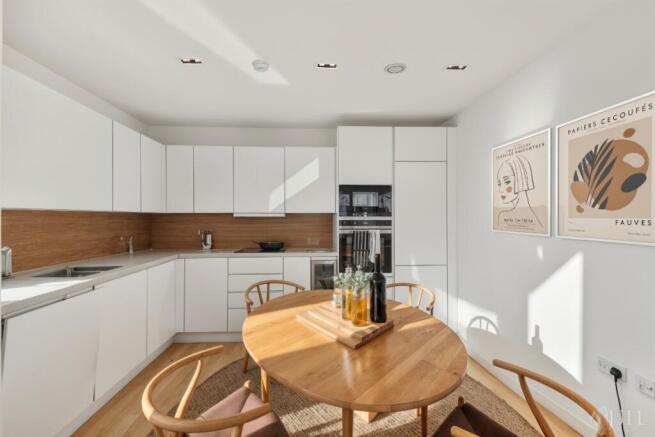 2 bed property, in Skyline Apartments, £650,000