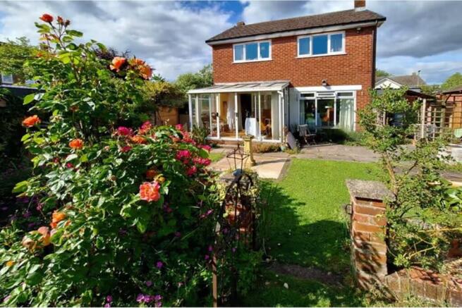 3 bed property, in Oaklands Crescent, £450,000