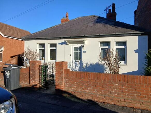 3 bed property, in Cheney Manor Road, £325,000
