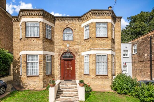 4 bed property, in Hamlet Road, £1,150,000