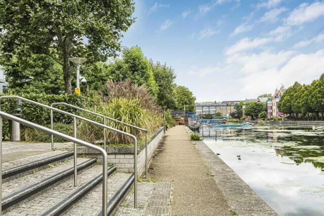 1 bed property, in City Road, £325,000