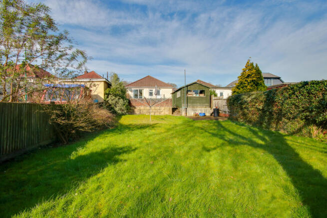 2 bed property, in HEDGE END! POTENTIAL TO IMPROVE! AMPLE OFF ROAD PARKING!, £325,000