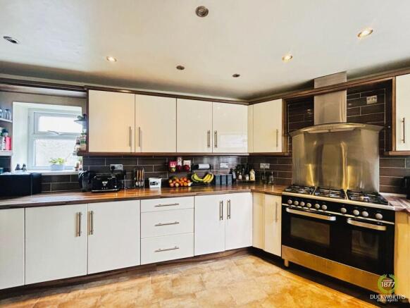 5 bed property, in Bankhouse Road, £220,000