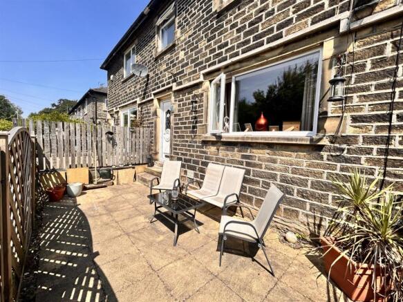 3 bed property, in Woodhall Crescent, £190,000