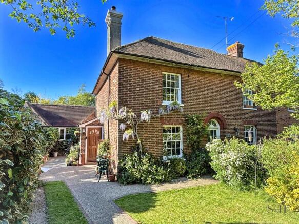 2 bed property, in Silver Hill Road, £375,000
