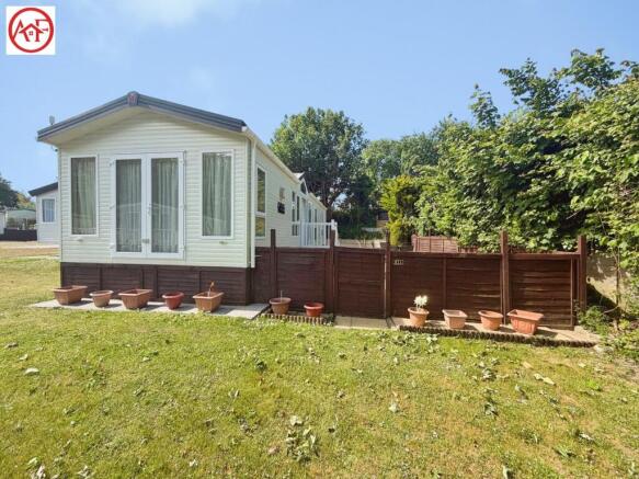 2 bed property, in Retreat Caravan Park, £45,000