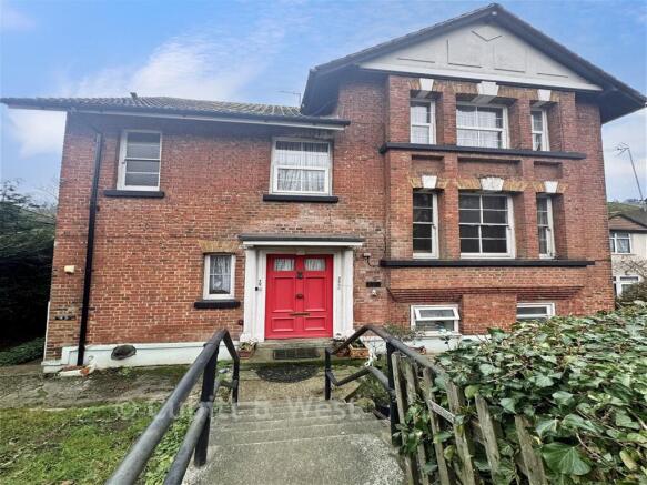 2 bed property, in Godstone Road, £260,000