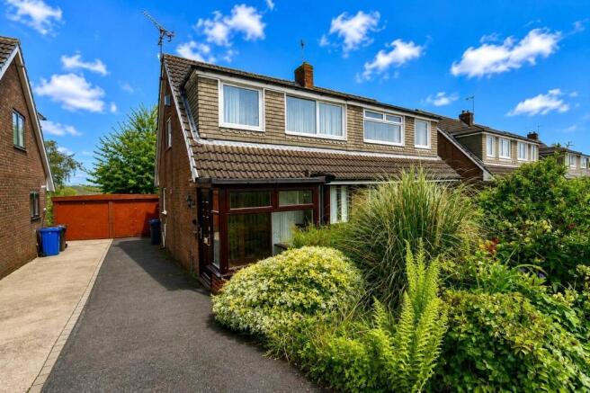 2 bed property, in Beechwood Drive, £140,000