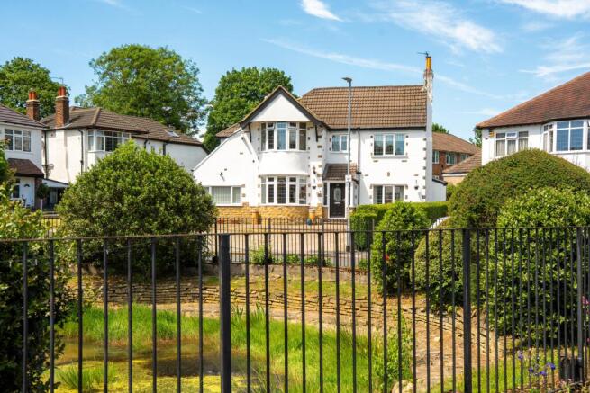 5 bed property, in Southlands Drive, £600,000
