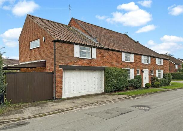 4 bed property, in Woodhill Farmhouse, £500,000