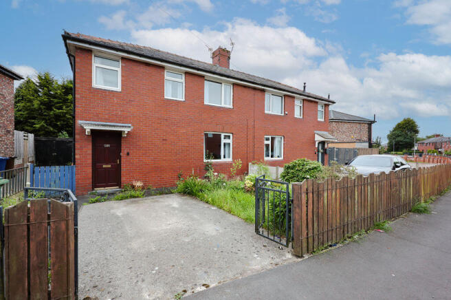 3 bed property, in Acacia Crescent, £150,000