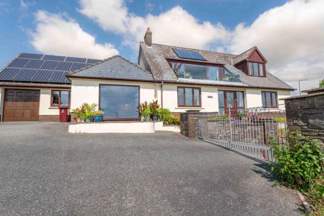 5 bed property, in Trewent Hill, £800,000
