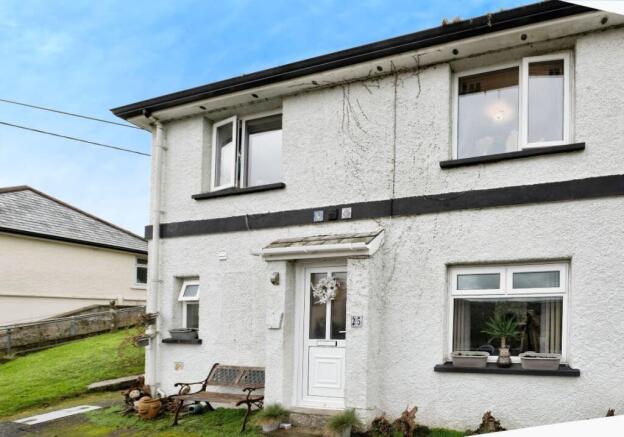 3 bed property, in 25 Woodlands View, £125,000